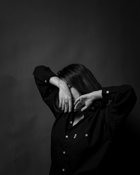 黑白伤感非主流美女图片